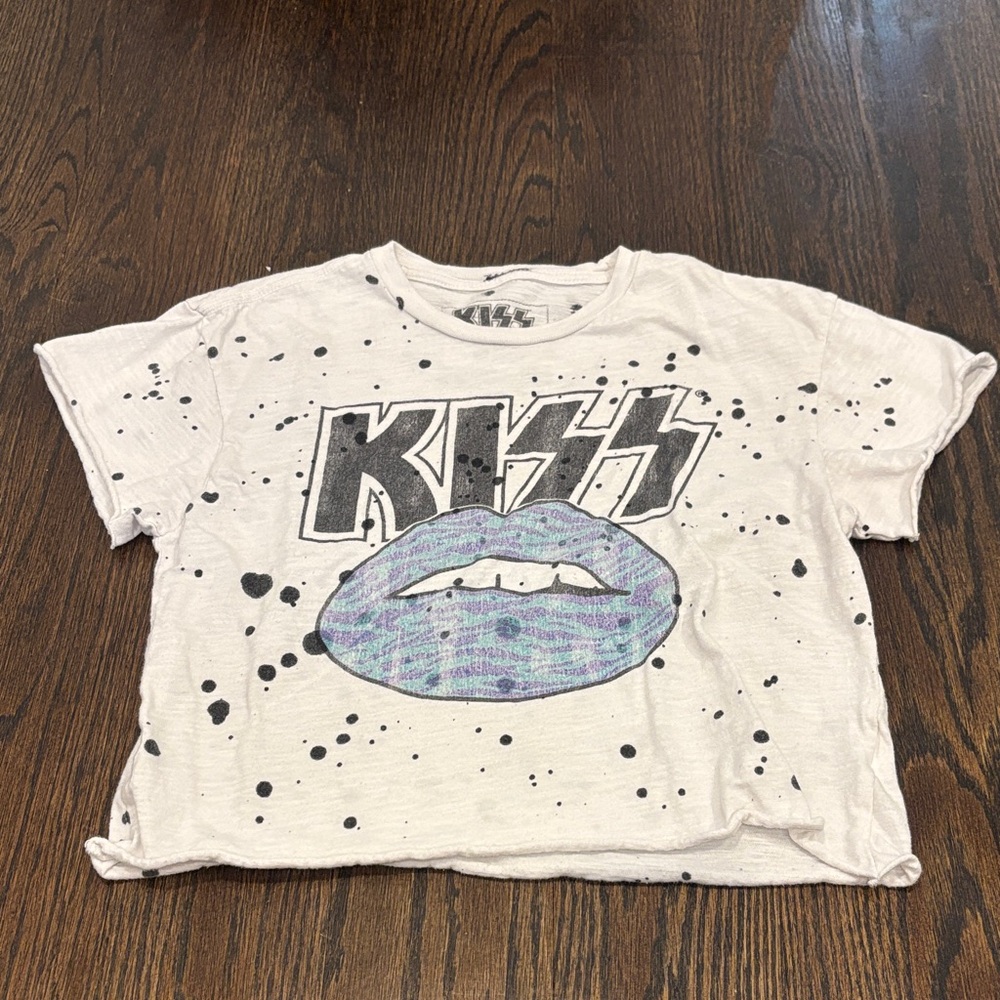 Kiss Girl’s Tee with Graphic Lips Size Small